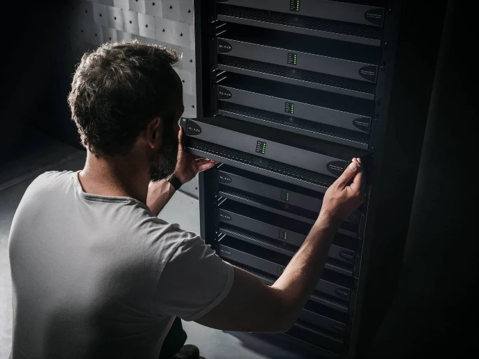 Amplificadores Sonance Professional para sistemas de audio comercial